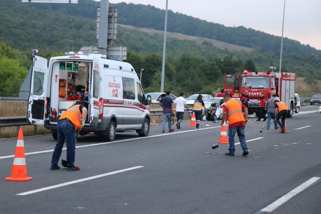 TEM Otoyolunda otomobil minibüse çarptı: 2'si çocuk, 13 yaralı