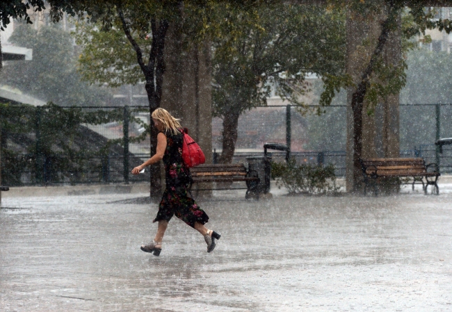 İstanbul'u yaz yağmuru vurdu