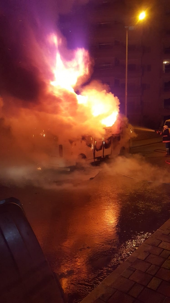 Park halindeki minibüs alev topuna döndü