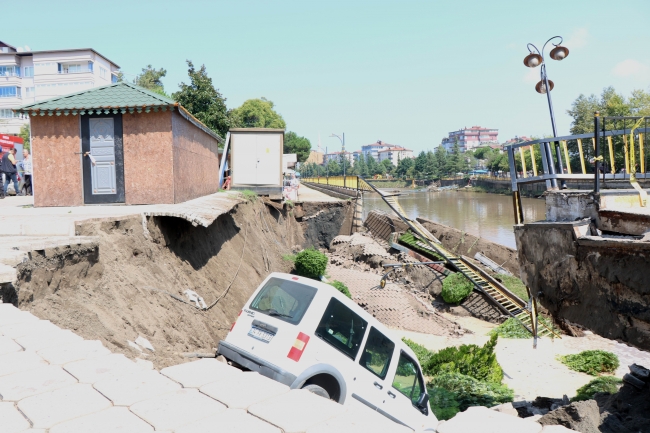 Samsun Terme'de köprü çöktü, bir araç göçüğe düştü