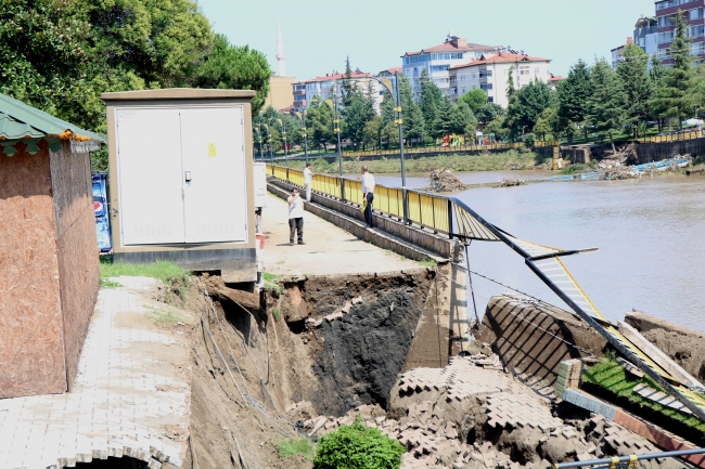 Samsun Terme'de köprü çöktü, bir araç göçüğe düştü