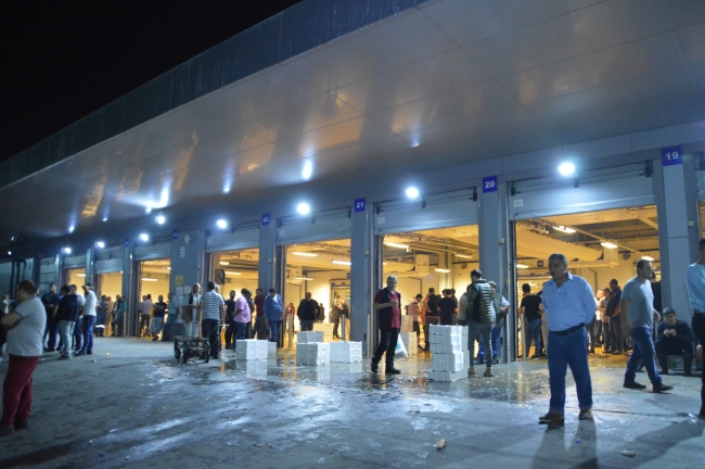 Sezonun ilk avından dönen balıkçıları, İstanbul Valisi Yerlikaya karşıladı