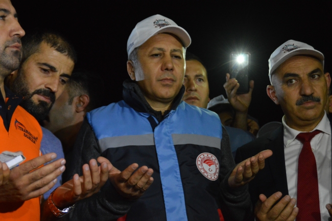 Sezonun ilk avından dönen balıkçıları, İstanbul Valisi Yerlikaya karşıladı