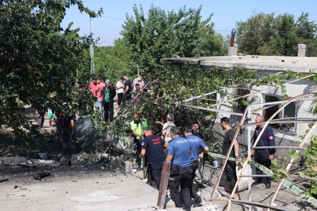 Kayseri'de kamyon eve girdi: 4 kişi hayatını kaybetti