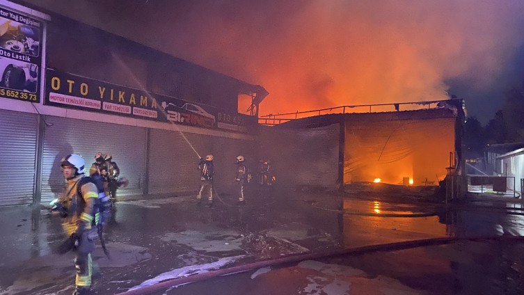 Esenyurt'ta oto lastikçide çıkan yangın diğer iş yerlerine sıçradı