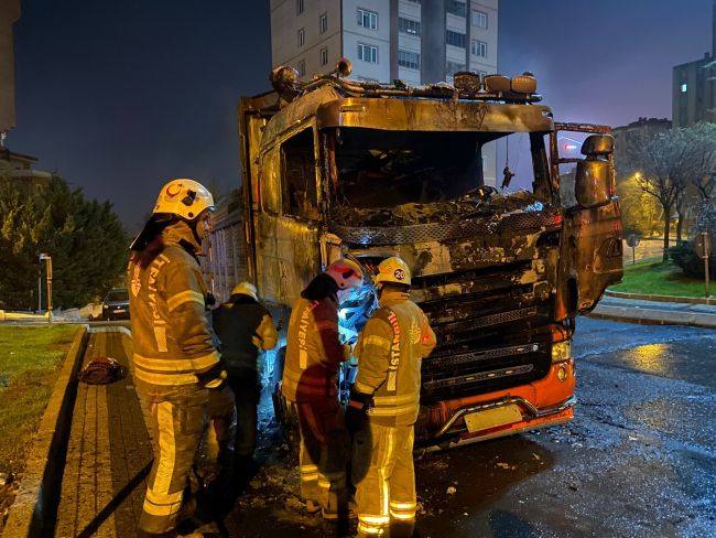 Kağıthane'de park halindeki kamyon alev alev yandı