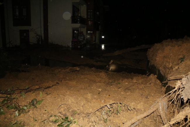 Rize'de şiddetli yağış: Bir mahalle tahliye edildi