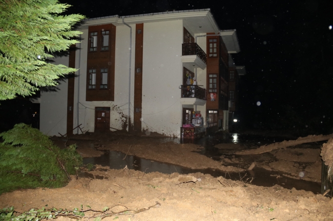Rize'de şiddetli yağış: Bir mahalle tahliye edildi