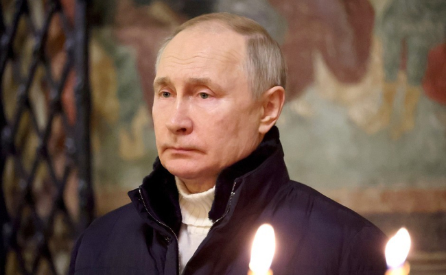 Putin Noel ayinine tek başına katıldı