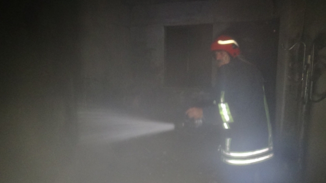 Sigara içerken uyuyakalan kişi yanmaktan son anda kurtuldu