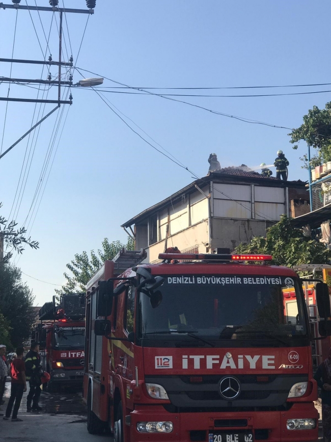 Çatıda mangal yaparken evini yaktı