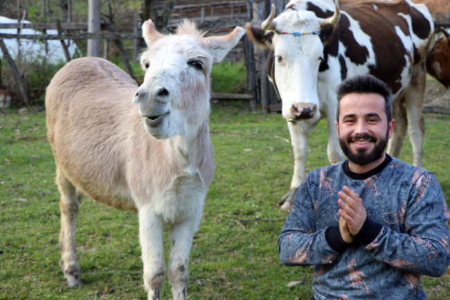 Eşeği ile olan dostluğu gülümsetiyor