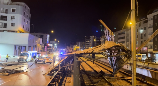 Bursa'da lodos 3 katlı binanın çatısını uçurdu