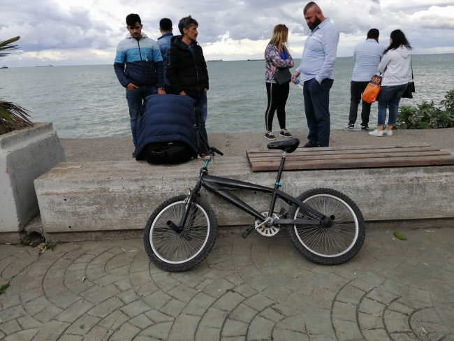 Denize düşen genci oltayla kurtardılar