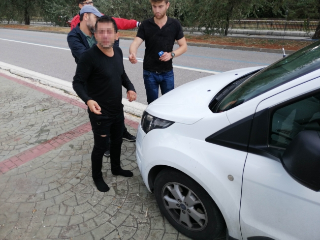 Denize düşen genci oltayla kurtardılar