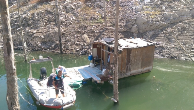 Barajda yüzen barakalardan uyuşturucu çıktı