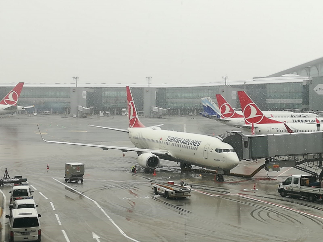 İstanbul'da yoğun kar yağışı: Sürücüler zor anlar yaşadı