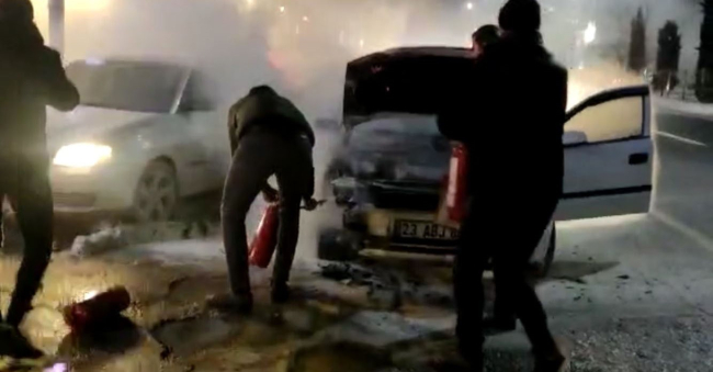 Yanan otomobili yol kenarına çekince başka otomobili de yaktı