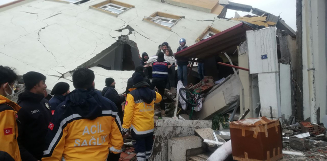 7 saat enkaz altında kalan minik Ayşe ailesine kavuştu