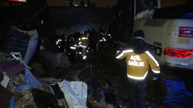 Saatler sonra enkazdan çıkarılan minik Miran ekiplerin umudu oldu