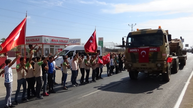 Komandolar silah arkadaşlarını sınır birliklerine uğurladı