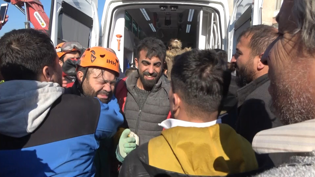 83 saat sonra enkazdan çıktı, kahve sözü verdi