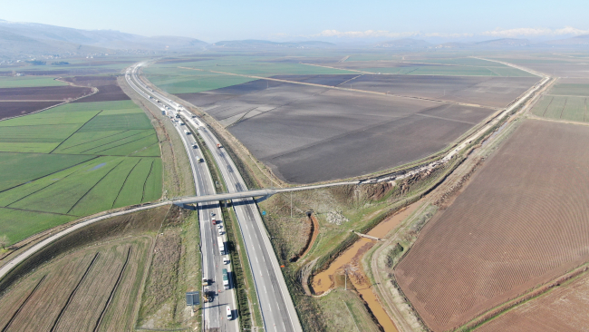 Depremin merkezinde yol yarıldı, dev çatlaklar oluştu
