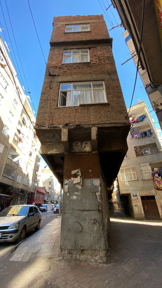Diyarbakır'da kolonları olmayan 40 yıllık bina depremde hasar almadı