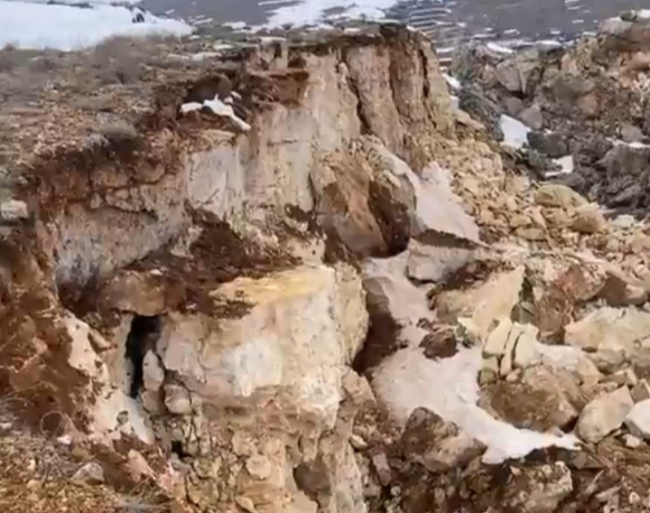 Depremden etkilenen Malatya'nın dağlarında derin yarıklar oluştu