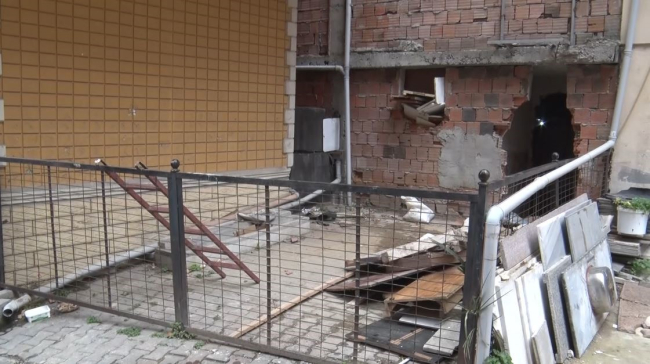 Binanın zeminine 1,5 metrelik kaçak kat indi