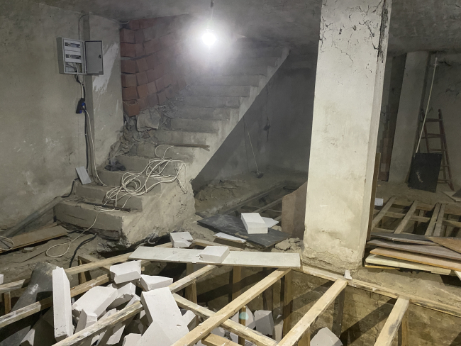 Binanın zeminine 1,5 metrelik kaçak kat indi