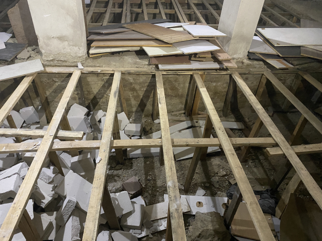 Binanın zeminine 1,5 metrelik kaçak kat indi