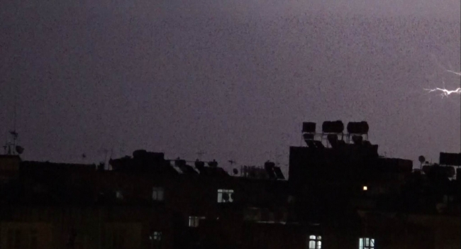 Kilis'te şimşekler art arda çakarak şehri aydınlattı. Fotoğraf: İHA