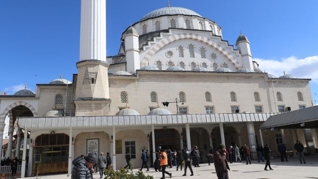 İzzet Paşa Camii'nin denge sütunları dönmeye devam ediyor