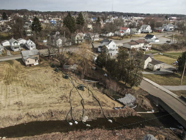 Validen kimyasal sızıntının olduğu bölgede musluk suyu içerek "güvenli" mesajı