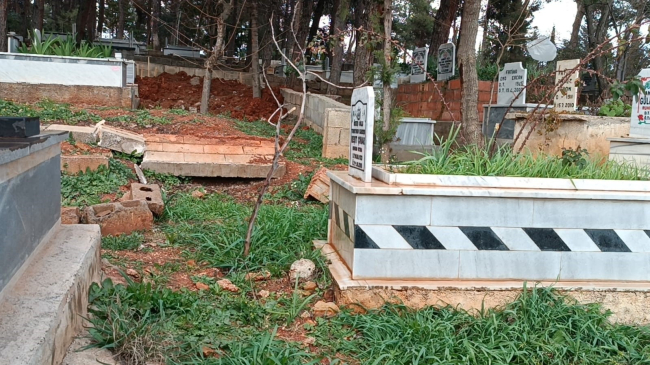 Depremde İslahiye’deki mezarlık da tahrip oldu