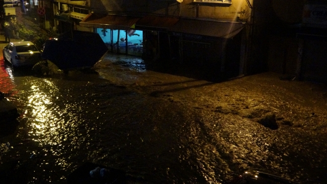Trabzon'da şiddetli yağış: Yollar göle döndü, dükkanları su bastı