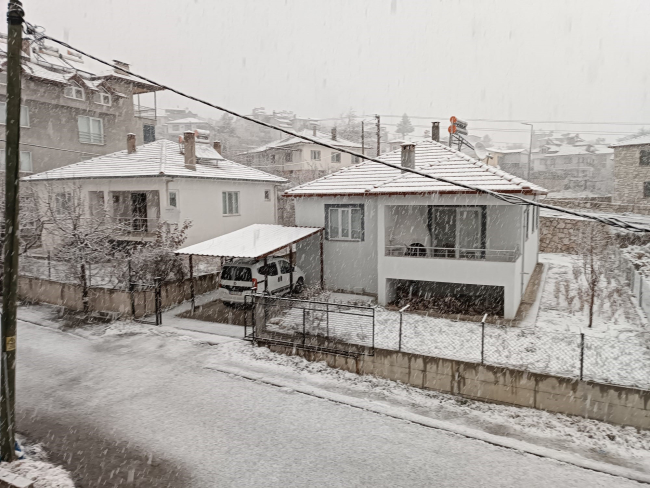 Denizli, Mart ayının ortasında yağan karla beyaza büründü