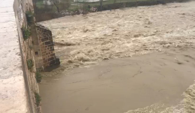 Antalya'da tarlalar ve yollar göle döndü