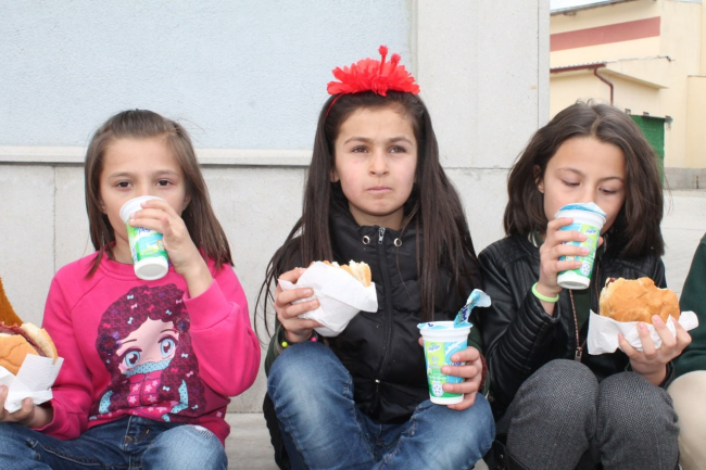 Öğrencilerin sucuk ekmek çağrısı karşılıksız kalmadı