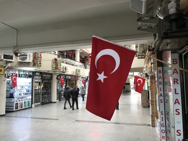 Eskişehir’de dükkânlar Türk bayraklarıyla donatıldı