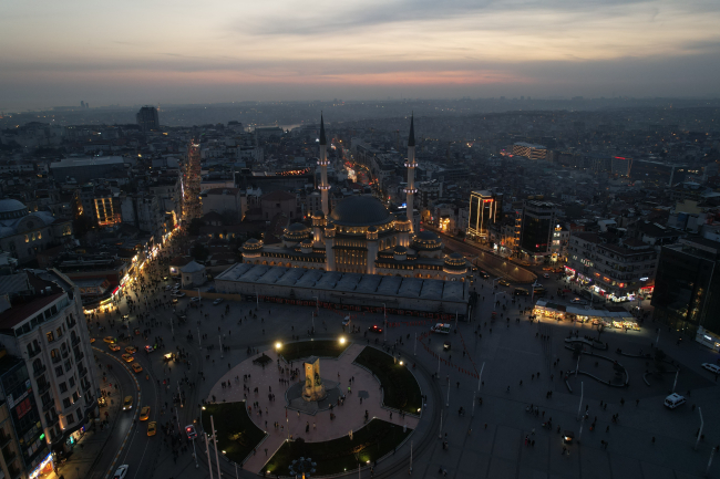 Taksim Camii dijital mahya ile taçlandırıldı
