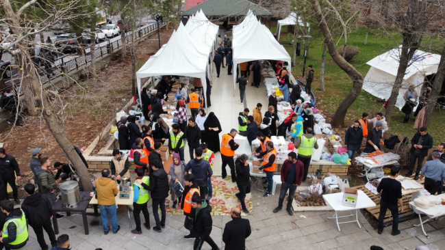 Bingöl’de depremzedeler için yardım kampanyası düzenledi