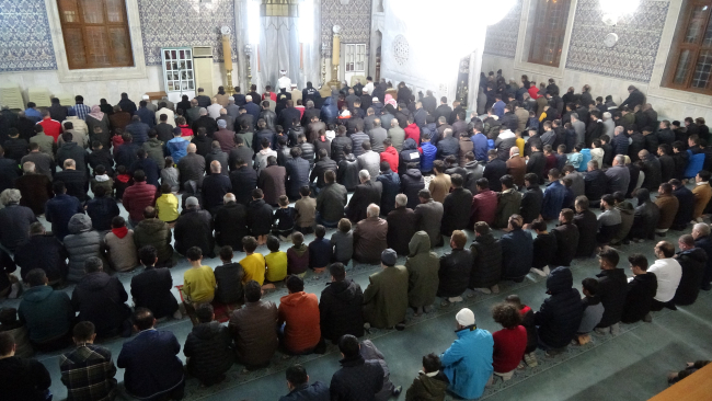 Deprem bölgesi Kilis'te ilk teravih namazına yoğun ilgi