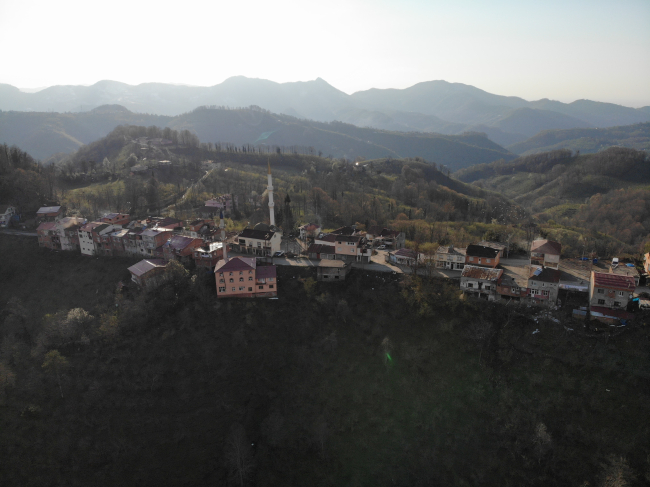 Aynı cadde üzerinde 2 dakika arayla iftar yapıyorlar