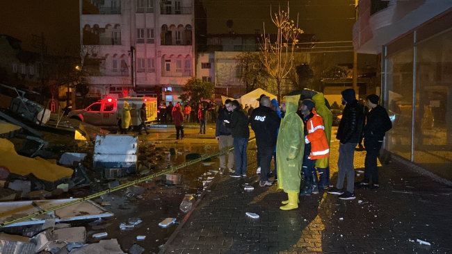 Adıyaman'da ağır hasarlı bina kendiliğinden çöktü