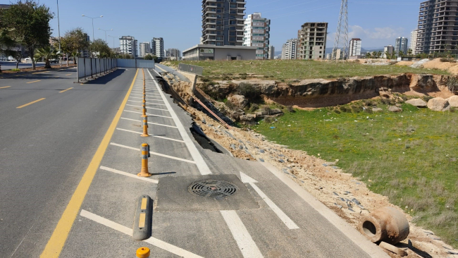 Mersin'de bisiklet yolu çöktü