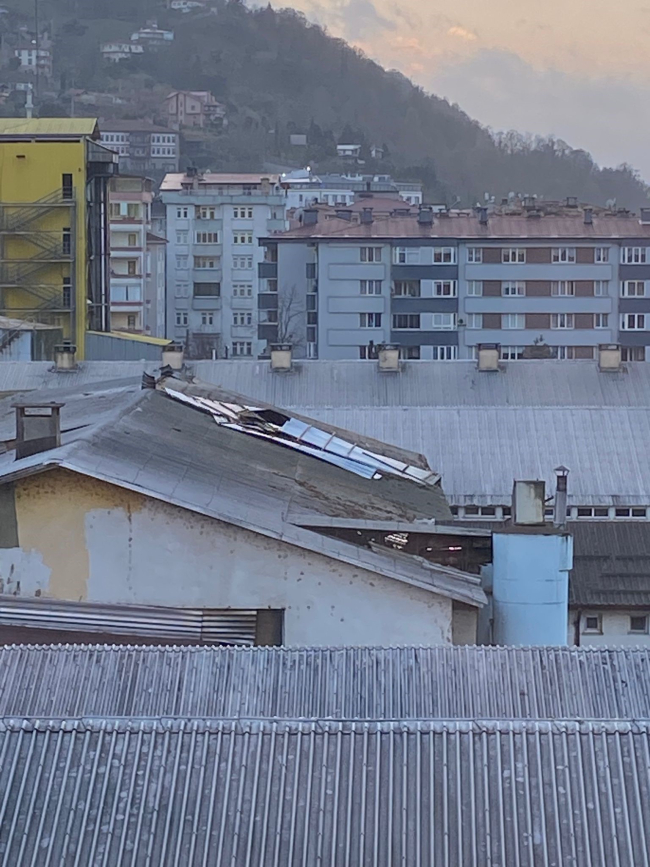Artvin’de fırtına çatıları uçurdu