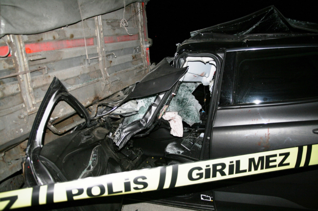 Konya'da otomobil tırın altına girdi: 2 yaralı