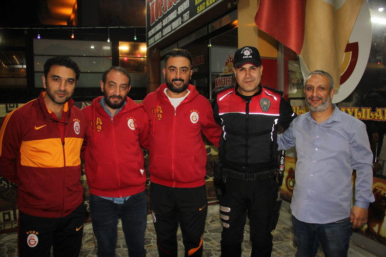 Kavga ihbarına giden polislere sürpriz kutlama